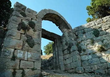 Tarihi kapıya sprey boya yazılar yazıldı