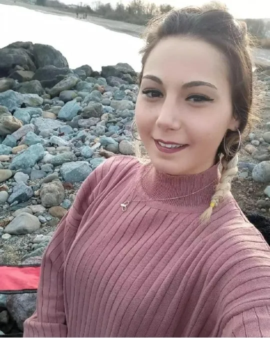 sevgilisi-eda-evliyi-yaka-karti-ipiyle-bogarak-olduren-sinan-simsek-ben-cezaevine-girecegim-sen-baskalariyla-b-1648461506200.jpg Sevgilisi Eda Evli’yi yaka kartı ipiyle boğarak öldüren Sinan Şimşek: Ben cezaevine gireceğim, sen başkalarıyla birlikte mi olacaksın? - 2