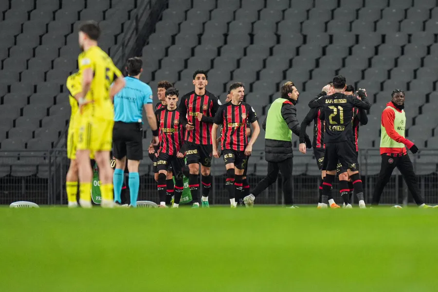 kanarya-zirve-yarisinda-kan-kaybetti-fenerbahce-fatih-karagumruke-maglup-oldu-1773429529288.jpg Kanarya zirve yarışında kan kaybetti! Fenerbahçe Fatih Karagümrük'e mağlup oldu - 3