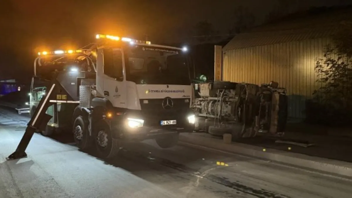 Eyüpsultan'da korku dolu anlar! Hafriyat kamyonu yan yattı