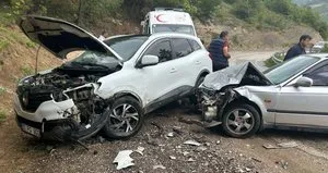 Bursa’da otomobil ile cip kafa kafaya çarpıştı