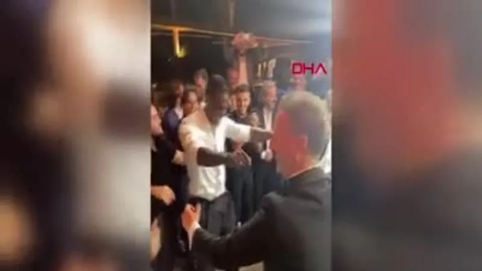 Mario Balotelli’den düğünde çiftetelli şovu