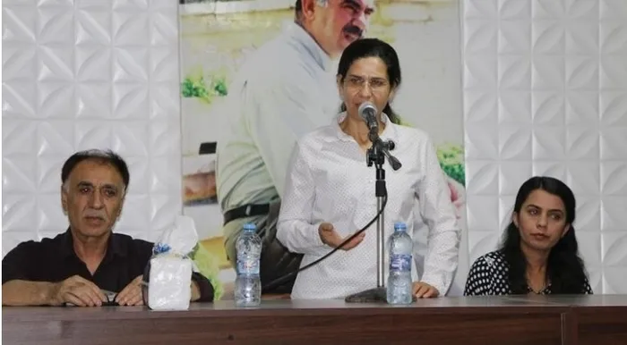 ypgde-derin-endise-turkler-yakinda-operasyon-yapacak-trumpa-sayfalarca-mektup-1734420062674.jpg PYD elebaşlarından İlham Ahmed henüz PKK üyesi iken konuşma yapıyor (Arşiv)