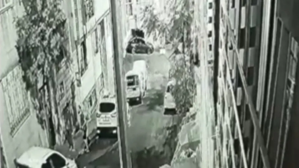 İstanbul’da akıl almaz cinayet: Arabaya çarpıp boynu kırıldı, bıçaklandı! Dehşet anları kamerada