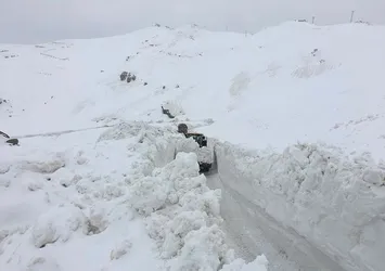 Hakkari'de askeri üs bölgesinin yoluna çığ düştü