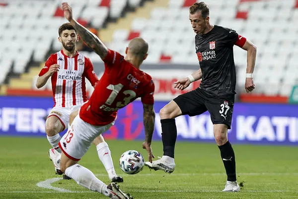 Sivasspor, Antalya deplasmanında 3 puanı 4 golle aldı