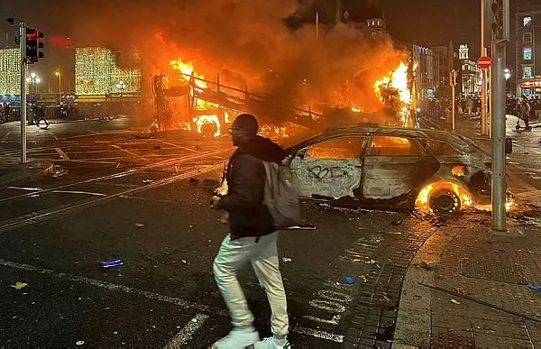 İrlanda sokakları yangın yerine döndü! Bıçaklı saldırı sonrası ortalık karıştı
