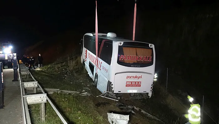 bursada-yolcu-otobusu-yoldan-cikti-4-kisi-yaralandi-1645391990451.jpg Bursa'da yolcu otobüsü yoldan çıktı: 4 kişi yaralandı - 2
