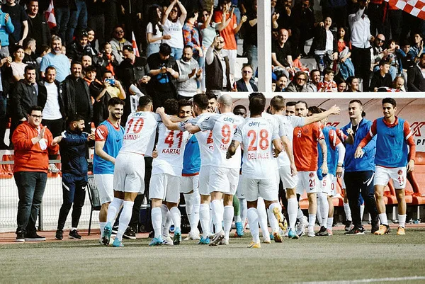 super-lige-yukselen-2-takim-belli-oldu-3-hafta-once-gelen-sampiyonluk-1651417795192.jpg Süper Lig'e yükselen 2 takım belli oldu! 3 hafta önce gelen şampiyonluk - 3