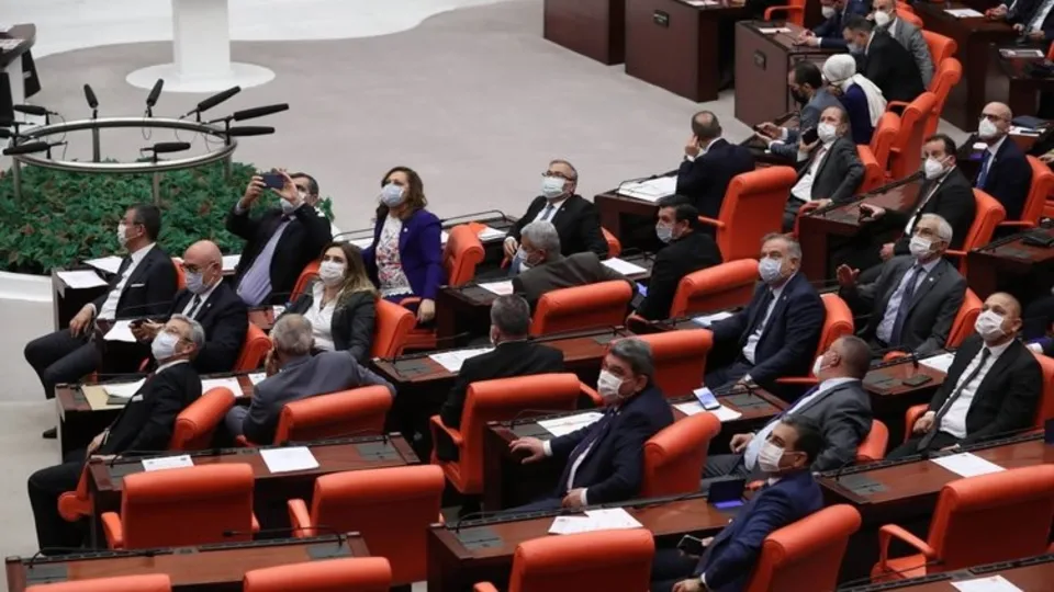 TBMM dün davetsiz bir güvercine ev sahipliği yaptı! Tüm vekiller onu takip etti