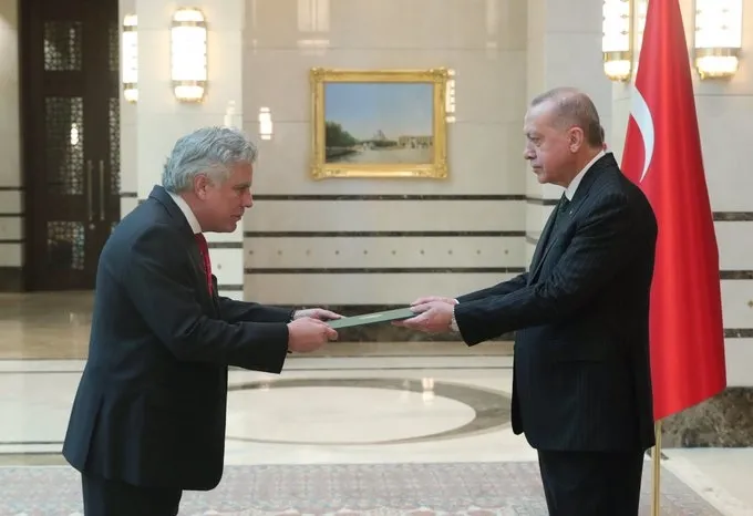 Arnavutluk Büyükelçisi Ribo, Başkan Erdoğan’a güven mektubu sundu! Erdoğan’dan Korona selamı