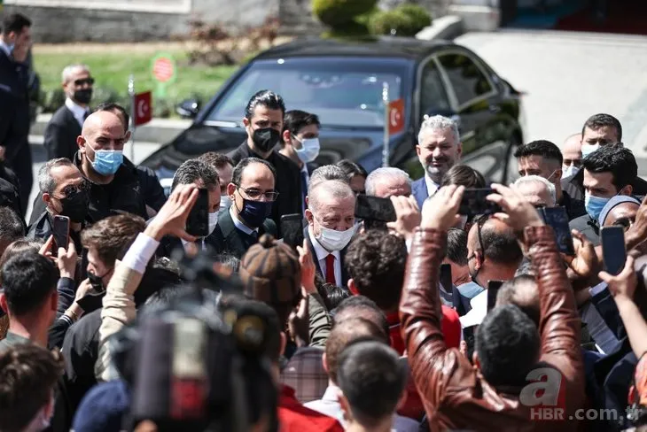 Cuma namazını Ayasofya’da kılan Başkan Erdoğan vatandaşlarla sohbet etti! Çocuklara oyuncak dağıttı