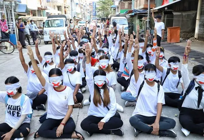 Myanmar'da darbeciler 7 yaşındaki kız çocuğunu babasının kucağında vurdu! 'Sessiz' protesto başladı! - 3
