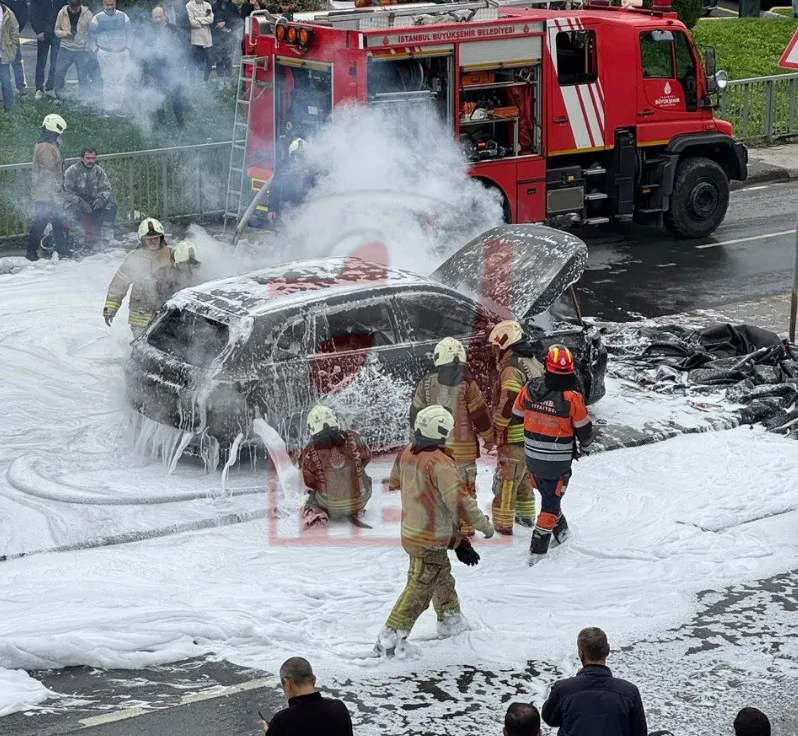 İstanbul Eyüpsultan'da korkutan yangın: Park halindeki elektrikli otomobil alev alev yandı! O anları ahaber.com.tr görüntüledi - 2