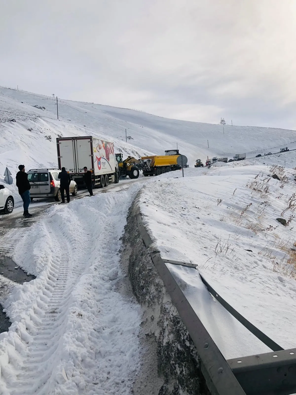 Van-Hakkari karayoluna çığ düştü