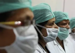Hindistan’da din adamı 40 bin kişiye virüs yaydı