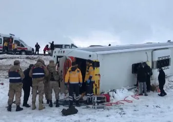 Son dakika: Sivas'ta yolcu otobüsü devrildi