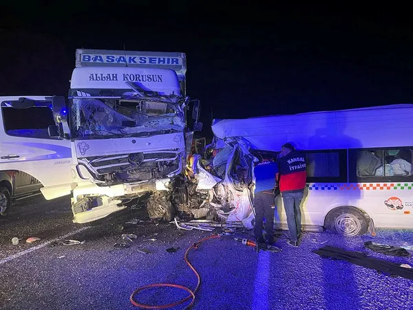 sivasta-feci-kaza-minibus-ile-kamyon-carpisti-cok-sayida-olu-ve-yarali-var-1661986341579.jpg