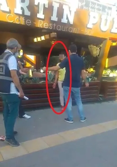 maske-takmamak-icin-polise-direndi-kadina-hemcinsinden-gorulmemis-tepki-1599819528454.jpg Bursa'da maske takmamak polise direnen kadın tavırlarıyla çileden çıkardı - 2