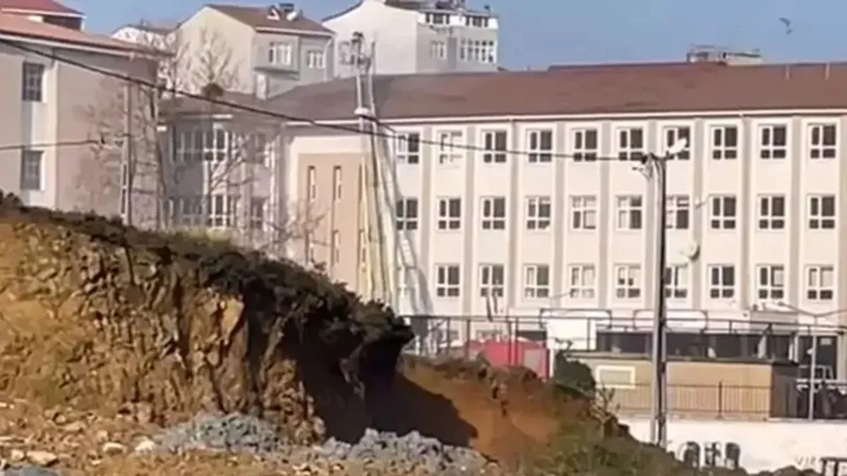 İstanbul'daki İmamhatip Ortaokulu'nda yangın: Öğrenciler tahliye edildi