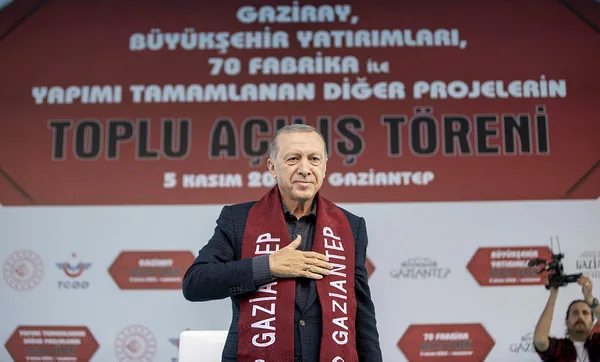 Başkan Erdoğan Gaziray’ın makinist koltuğuna geçti! Dillerde Beraber yürüdük biz bu yollarda şarkısıyla vatandaşları selamladı