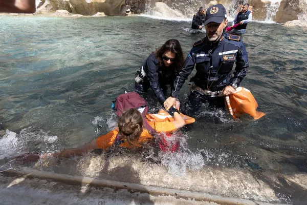 1684753856986.jpg İtalya'da boyalı saldırı! Aşk Çeşmesi siyaha bulandı - 1