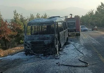 Seyir halindeki minibüs alev alev yandı