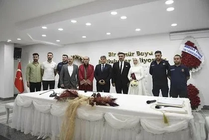 Enkazdan çıkan aşk hikayesi! Depremzede ile itfaiyecinin aşkında mutlu son