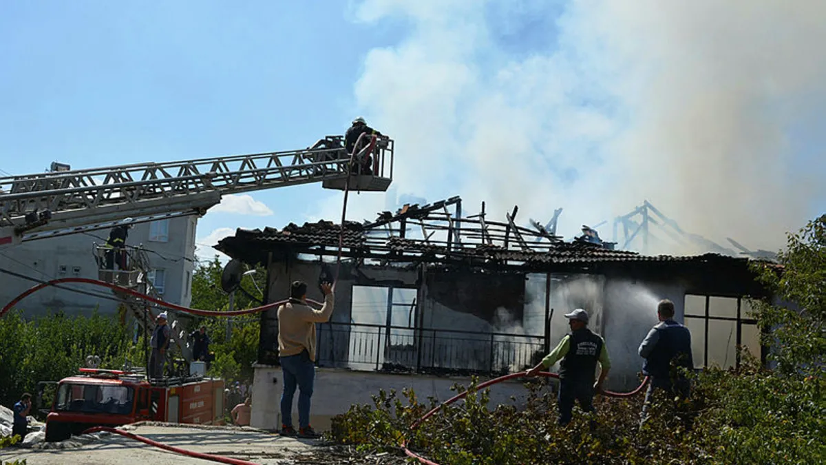 Antalya'da çıkan yangında ev küle döndü
