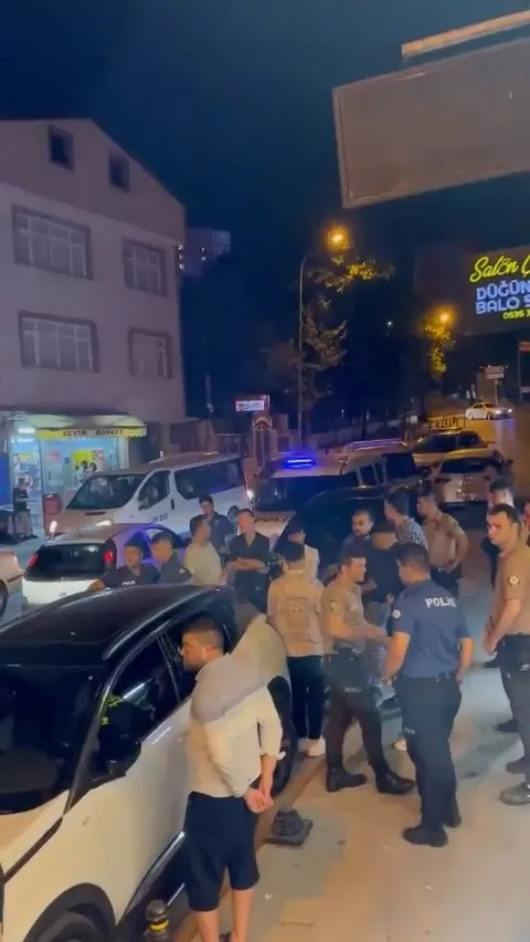 istanbulda-meydan-kavgasi-tekmeler-yumruklar-havada-ucustu-1659426531414.jpg İstanbul’da meydan kavgası! Tekmeler yumruklar havada uçuştu - 3