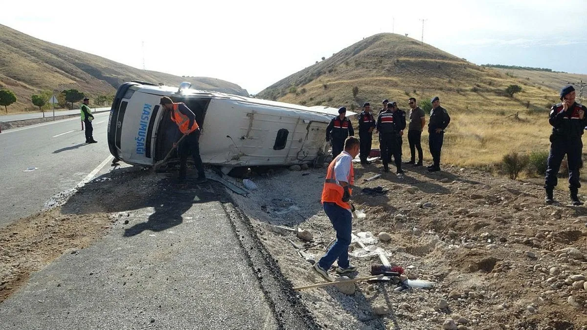 Malatya'da feci kaza! Yolcu minibüsü devrildi: 17 yaralı