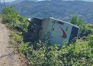 Sinop'ta kontrolden çıkan servis minibüsü şarampole devrildi