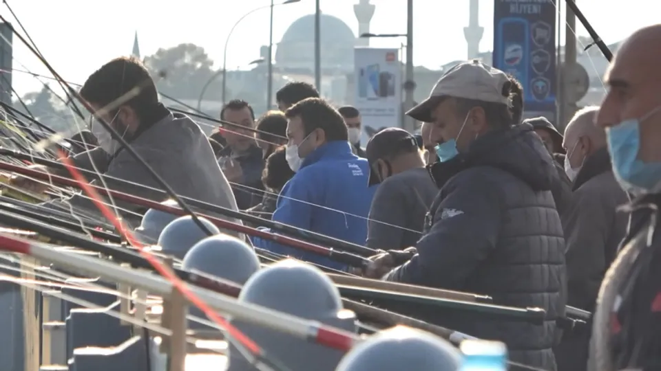 Unkapanı Köprüsü'nde koronavirüs tedbirleri hiçe sayıldı! Koronavirüse olta attılar