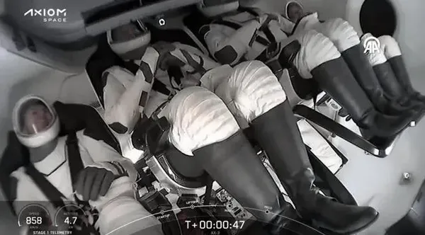 Türkiye’nin gururu Alper Gezeravcı’dan kalem deneyi! Uzaya çıktığı ilk saniyelerde testlere başladı