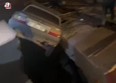 Aynı çukura iki otomobil düştü