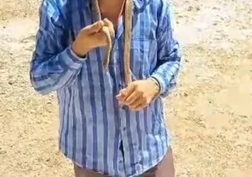 Serada yakaladığı yılana su içirip, öptü