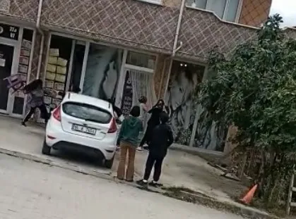 bursada-5-kadin-ters-bakti-diye-birbirlerine-saldirdi-1631278766516.jpg Bursa’da 5 kadın ‘ters baktı’ diye birbirlerine saldırdı - 1