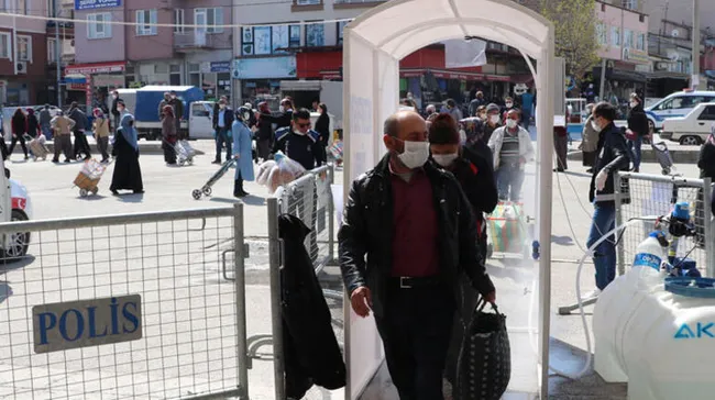 Burdur’da pazara girmek isteyen vatandaşlar, 1 kilometrelik kuyruk oluşturdu - 2