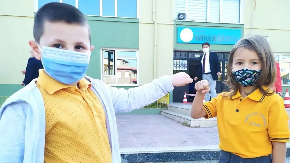 Okullarda aylar sonra ilk ders zili çaldı! İşte miniklerin ilk gün heyecanı