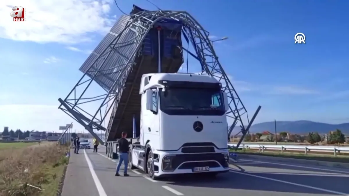 Açık unutulan tırın dorsesi trafik levhasına çarptı