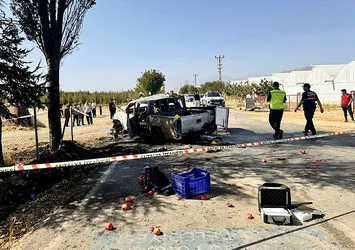 Motosiklet kamyonete çarptı: 2 ölü 1 yaralı