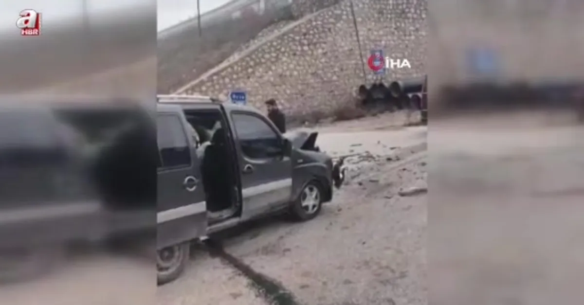 Minibüs ile hafif ticari araç çarpıştı
