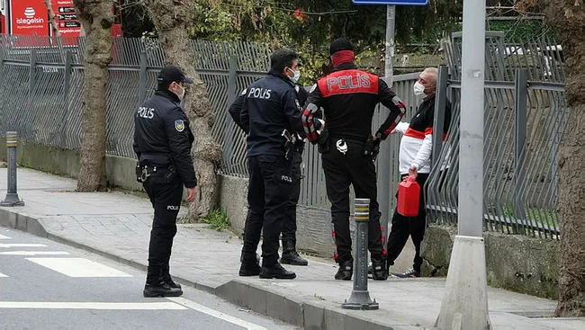 İstanbul’da korsan taksici ortalığı karıştırdı! Polis yolu kapatıp ikna etti - 4