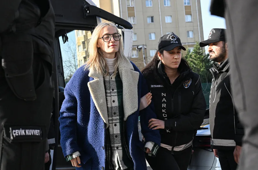 son-dakika-hande-ercel-gozaltinda-adli-tipa-sevk-edildi-1774605870873.jpg Didem Soydan