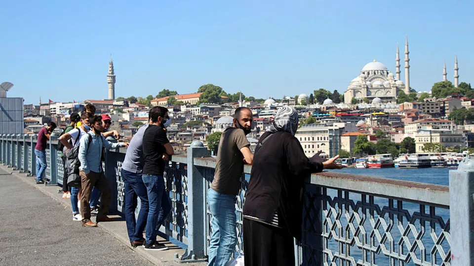İstanbul’da denizden ceset çıktı! Koronavirüsü unutup film gibi izlediler