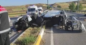 Feci kaza! Devrilen otomobil refüje çıktı
