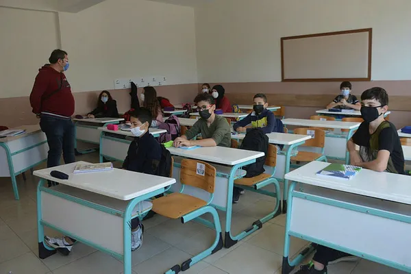 okullar-kapanacak-mi-2022de-ilkokul-ortaokul-liselerde-yuz-yuze-egitim-iptal-mi-1641375245686.jpg Yüz yüze eğitim iptal mi? Okullar kapanacak mı? 15 tatil öncesi ilkokul, ortaokul, liseler tatil mi edilecek? - 1