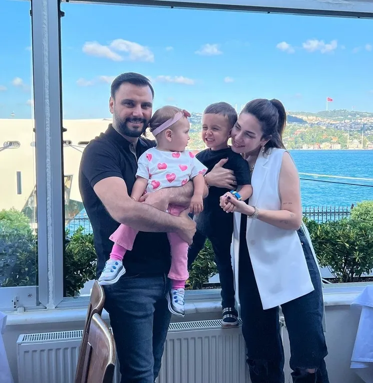 alisan-resimdeki-sarkici-kim-deyip-sordu-yillar-sonra-imaj-degistirdi-1774334436387.jpg Alişan "resimdeki şarkıcı kim?" deyip sordu! Yıllar sonra imaj değiştirdi - 4