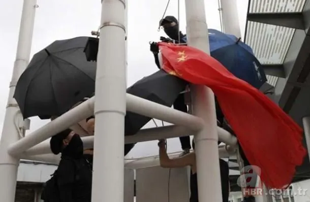 Çin’de sokaklar savaş alanına döndü! Bayrağı indirdiler!