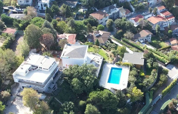 halk-tv-patronu-cafer-mahiroglunun-kacak-villasini-aysenur-arslan-bulmus-1697283996125.jpg Halk TV patronu Cafer Mahiroğlu'nun kaçak villasını Ayşenur Arslan bulmuş! - 5